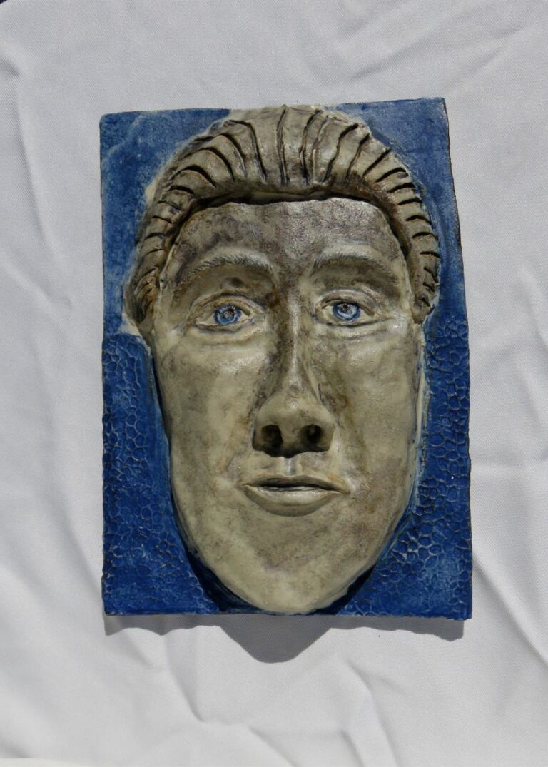 Eva - Steinzeug, engobiert, glasiert, H=25cm, € 38,--