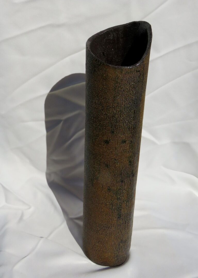 Vase: (Rainer) Steinzeug, Manganton, Engobe mit Wasserglas gebrochen, glasiert, H=37cm, € 40,--